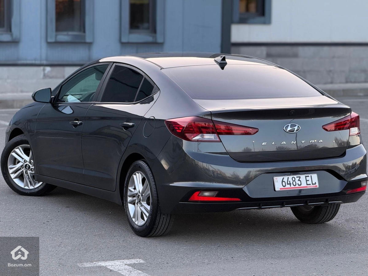 Hyundai Elantra - image 5