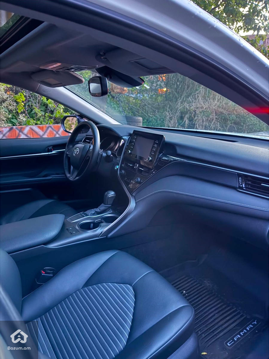 Toyota Camry SE - image 3