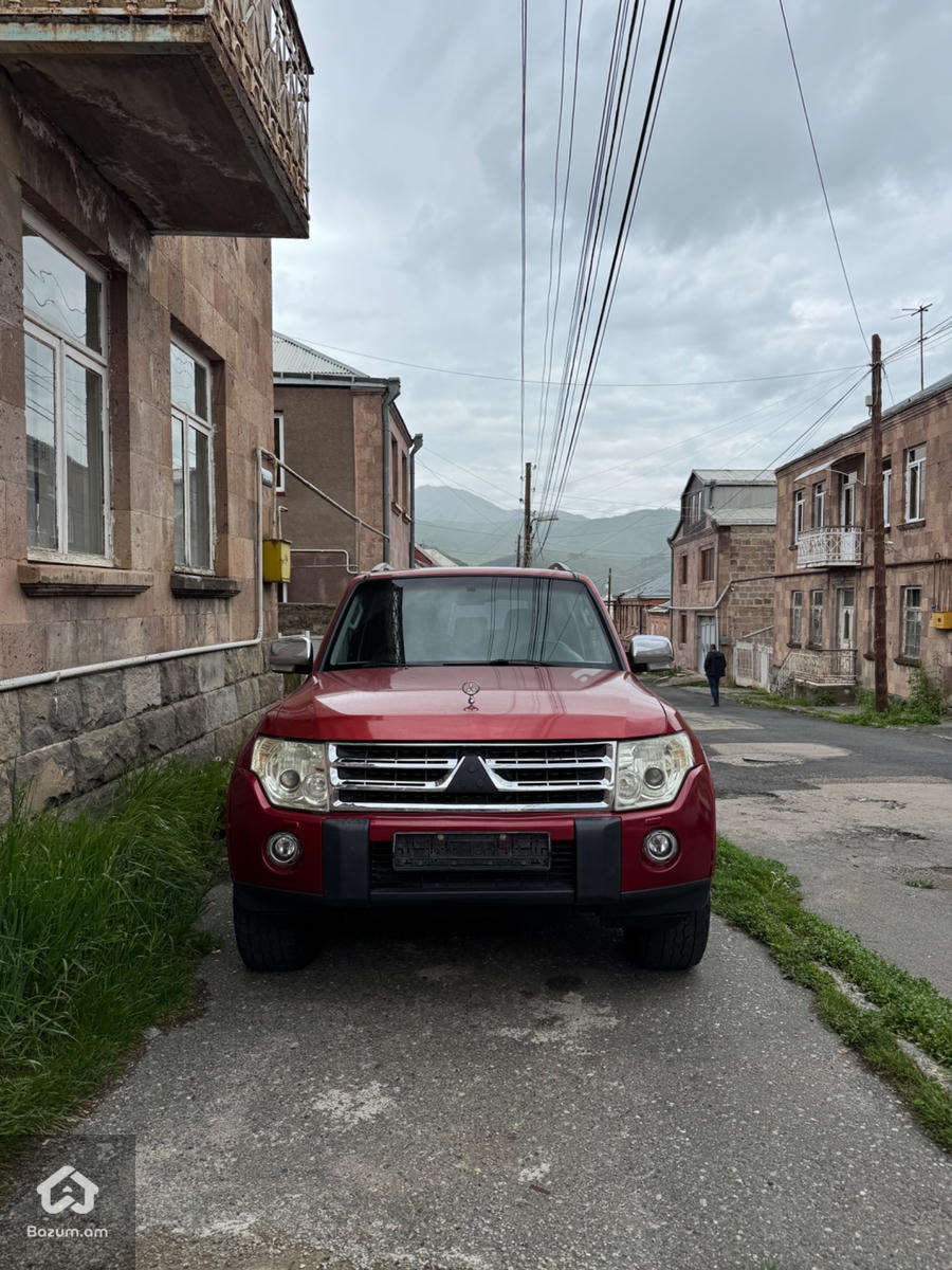 Mitsubishi Pajero - image 2