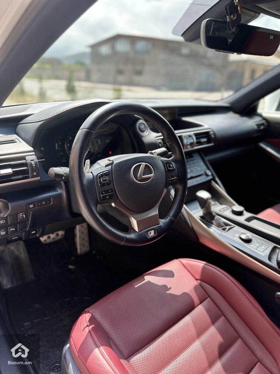 Lexus IS 300 2020 - image 15