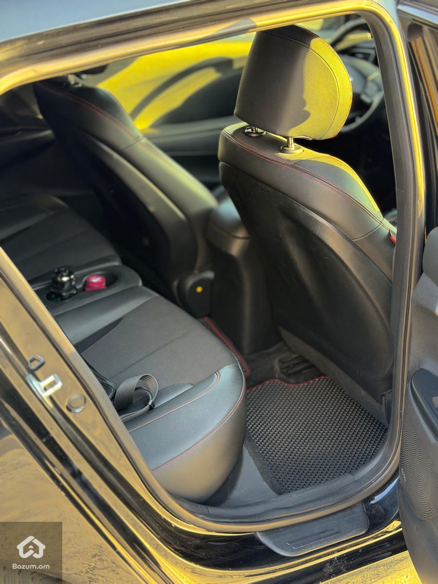 Hyundai Veloster  - image 6