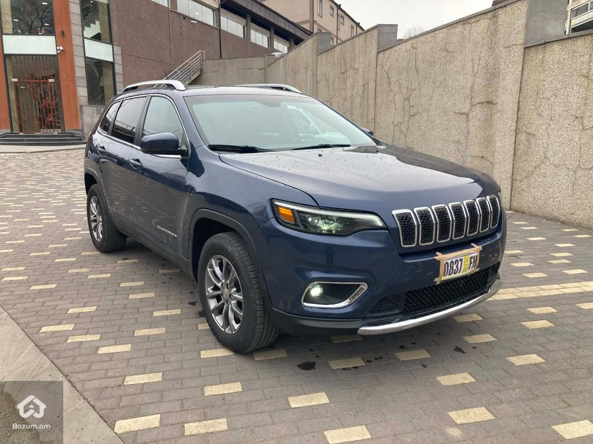 2020 Jeep Cherokee, Latitude Plus 4x4 - image 8