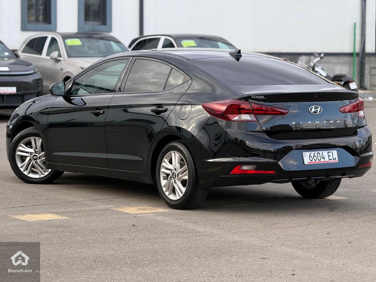 Hyundai Elantra - image 4