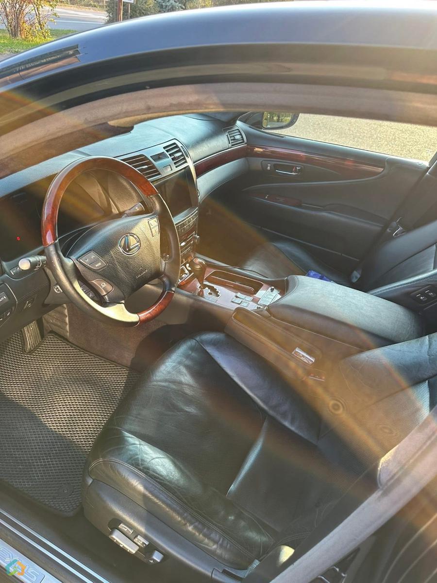Lexus LS460 - image 11