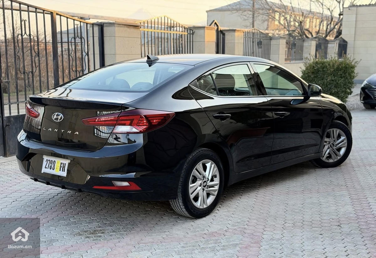 Hyundai Elantra Sel - image 4