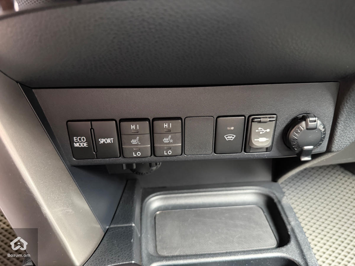 Toyota RAV4  - image 10