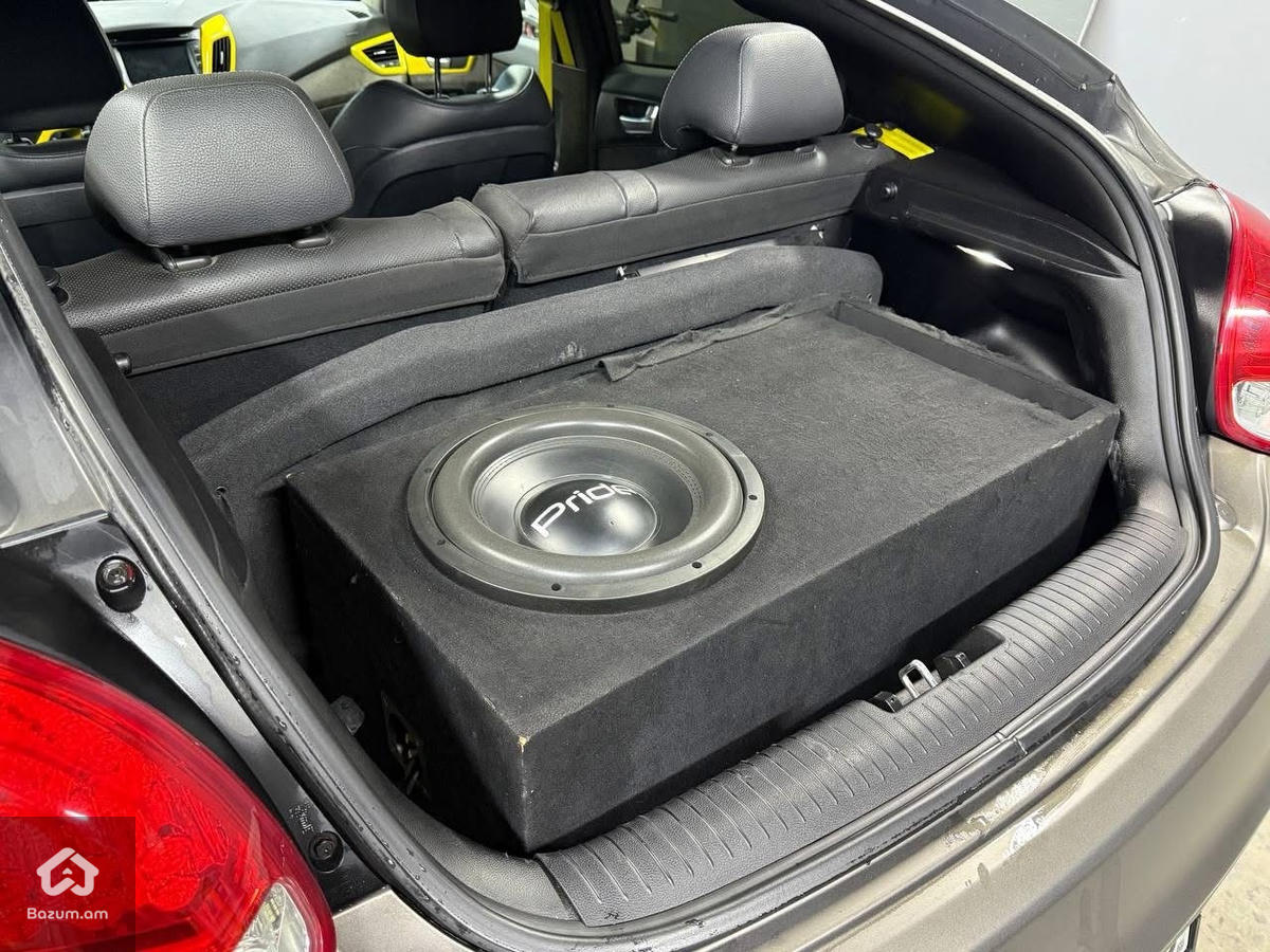 HYUNDAI VELOSTER - image 10