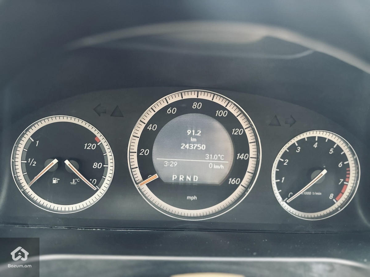Mercedes-Benz W204 C300 - image 11