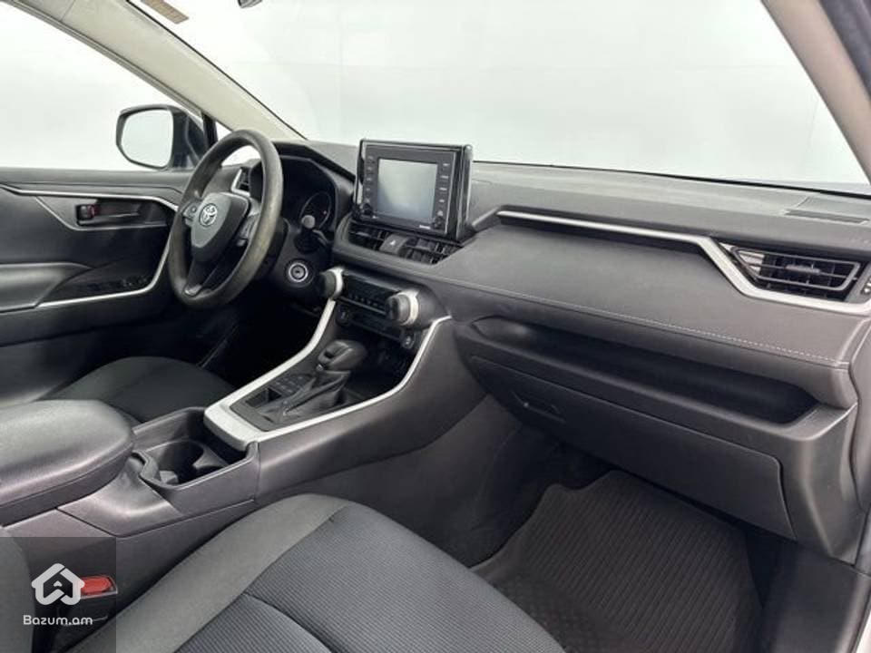 TOYOTA RAV4 - image 4