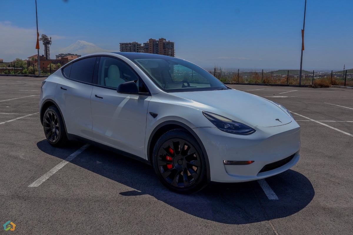 Tesla Model Y Long Range dual motor (4x4) - image 4