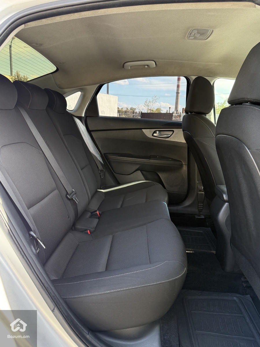 kia Forte - image 13