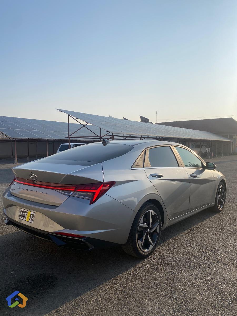 Hyundai Elantra Sel+ - image 3