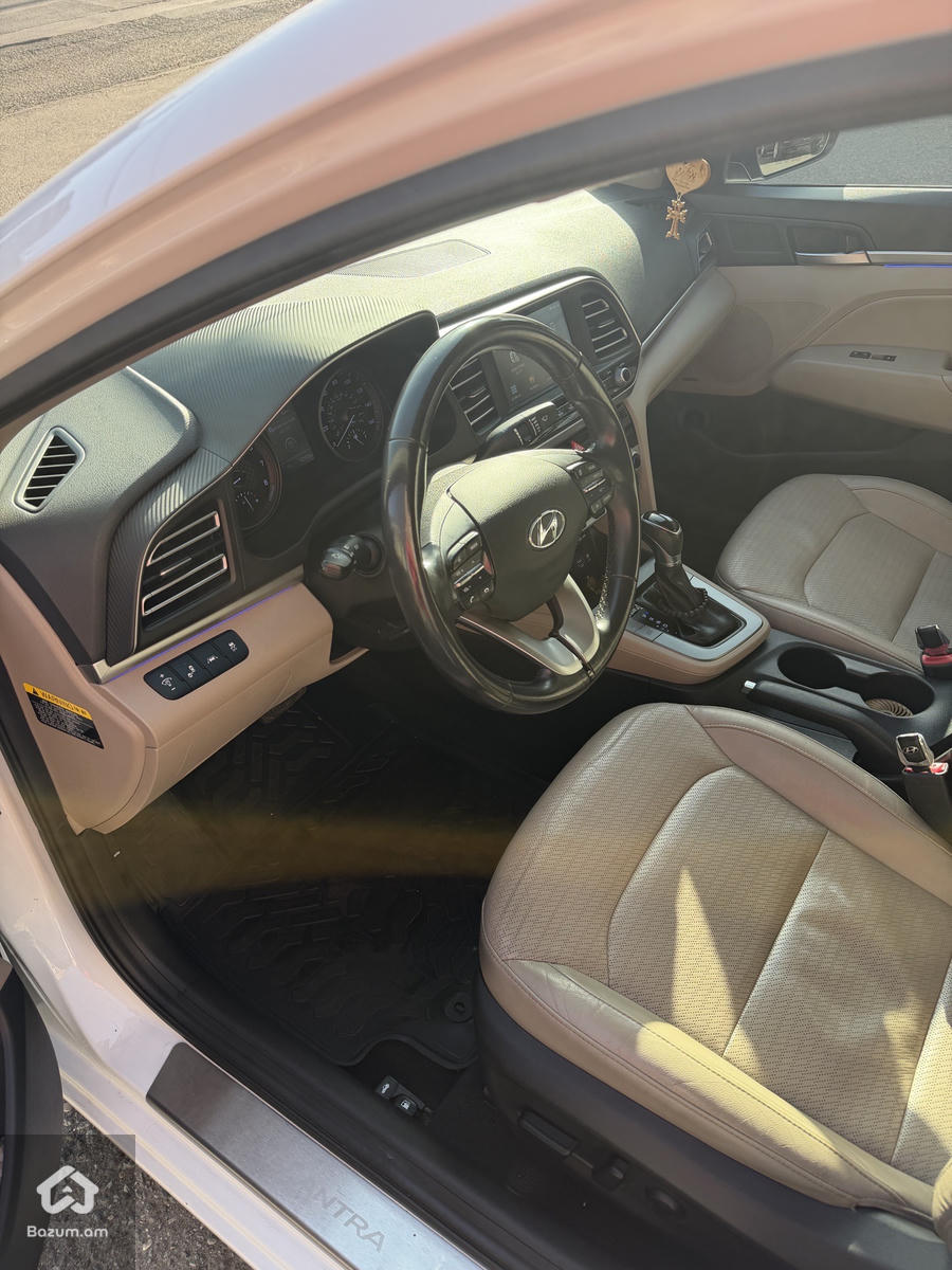 Hyundai Elantra Limited  - image 8