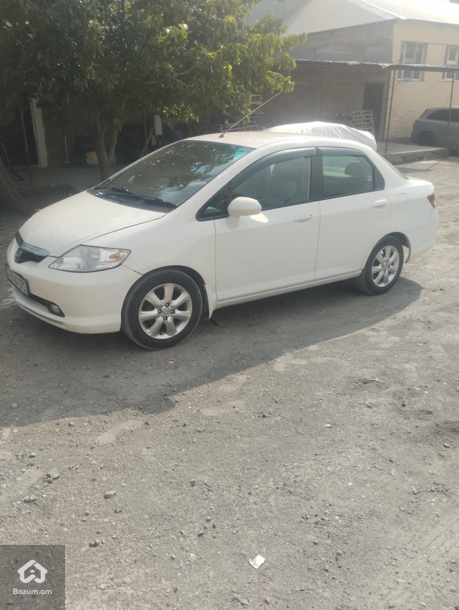 Honda Fit Aria - image 2