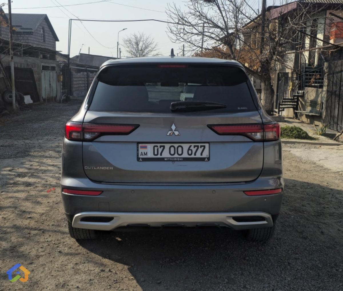 Mitsubishi Outlander SE - image 3