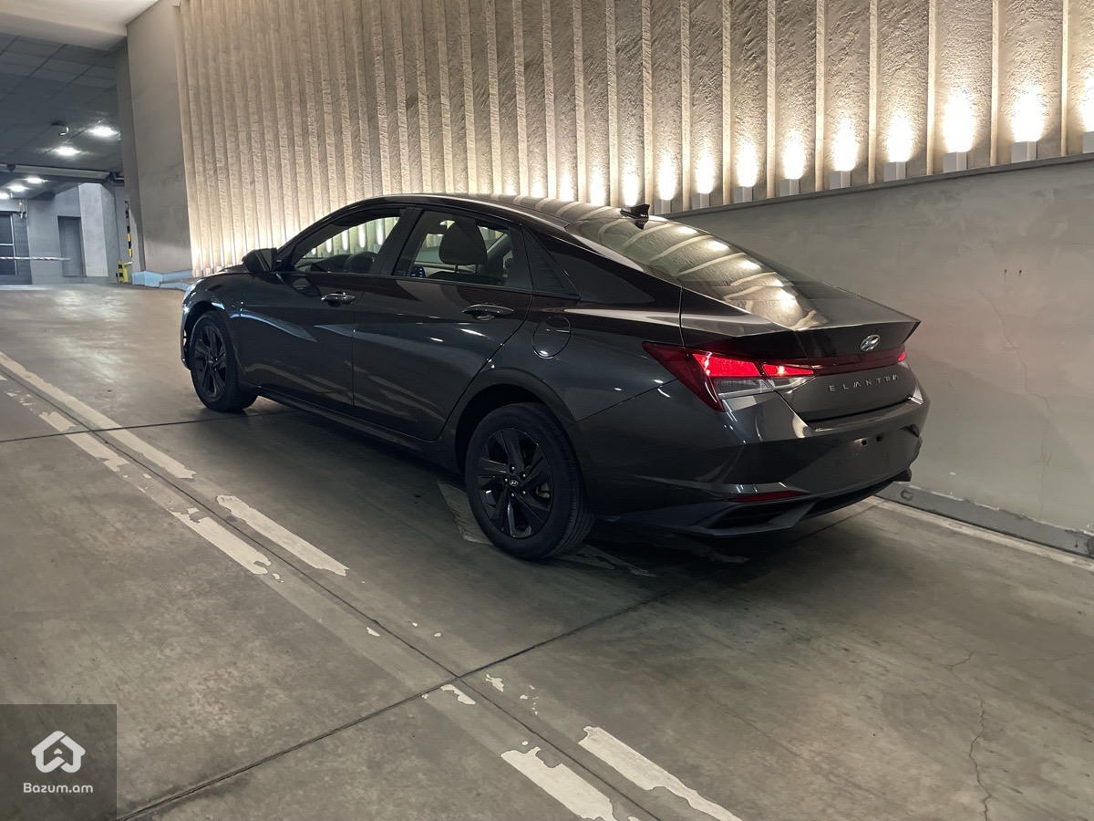 Hyundai Elantra  - image 4