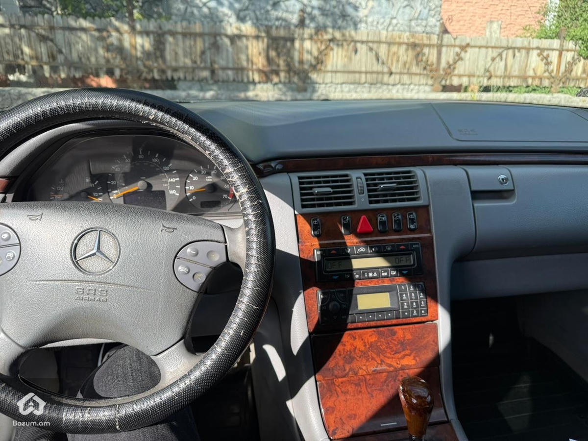 Mercedes E 320 - image 7