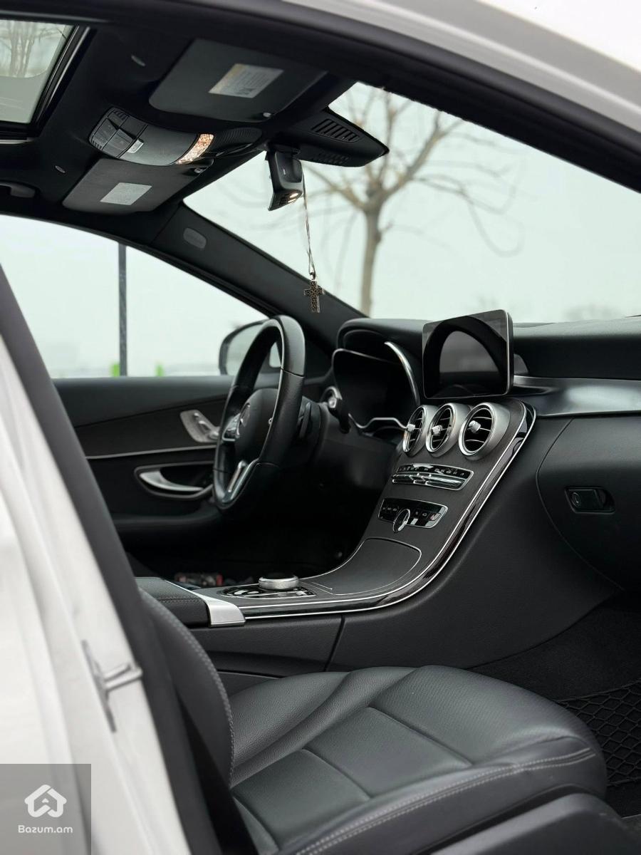 Mercedes Benz C300 - image 8