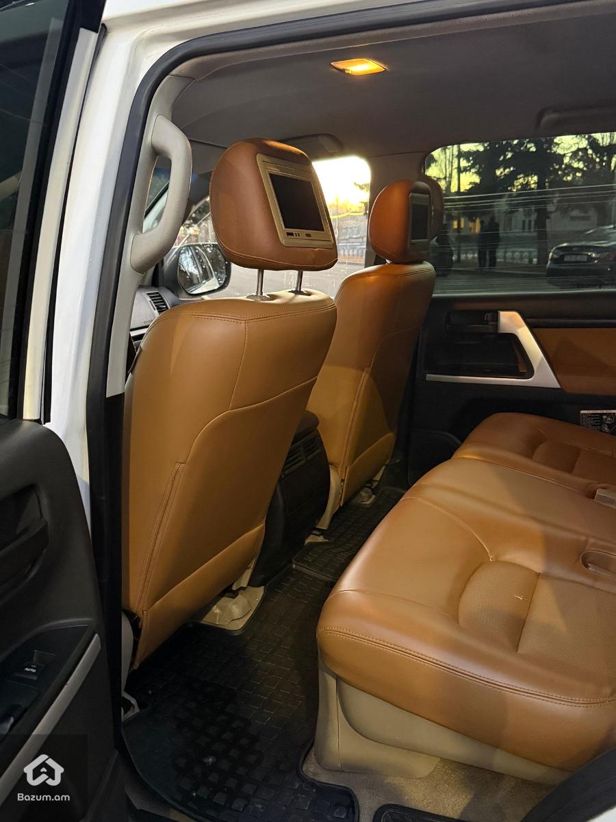 Toyota LC200 - image 8