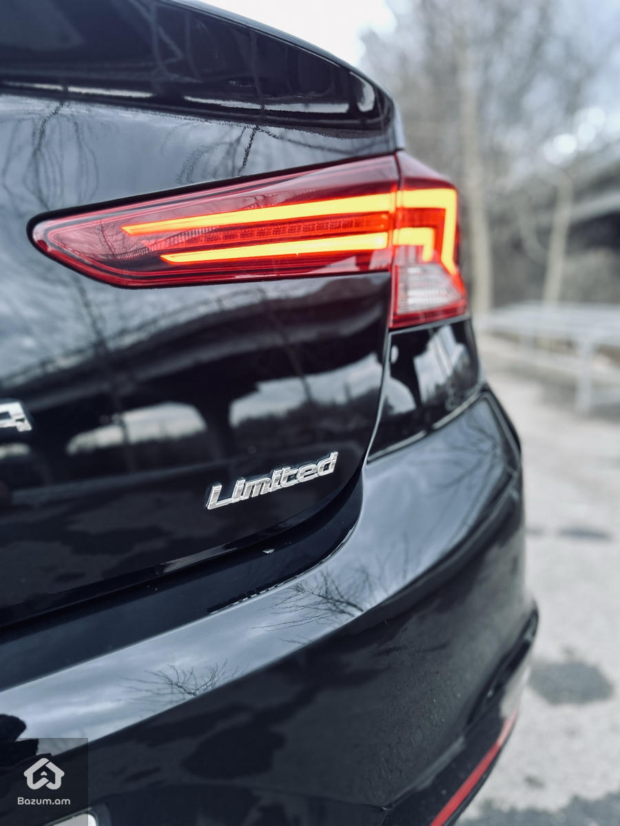 Hyundai Elantra Limited - image 7