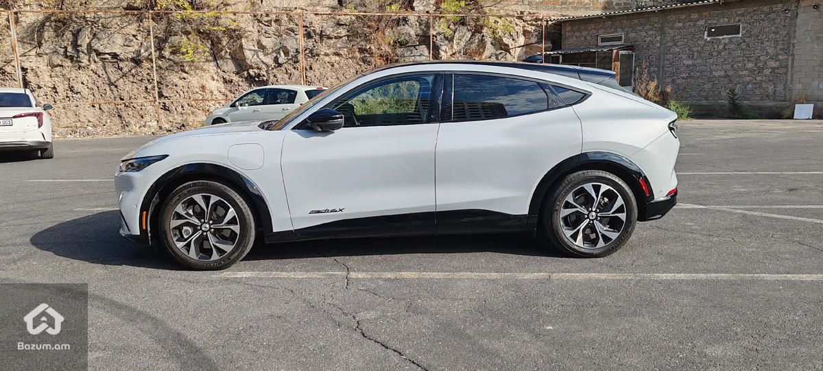 Ford Mustang Mach-E 4x - image 12