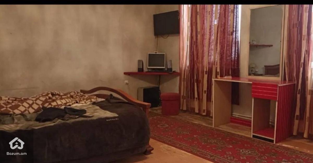 Երկու հարկանի քարե տուն Գրիգոր Զոհրապի փողոցում  - image 10