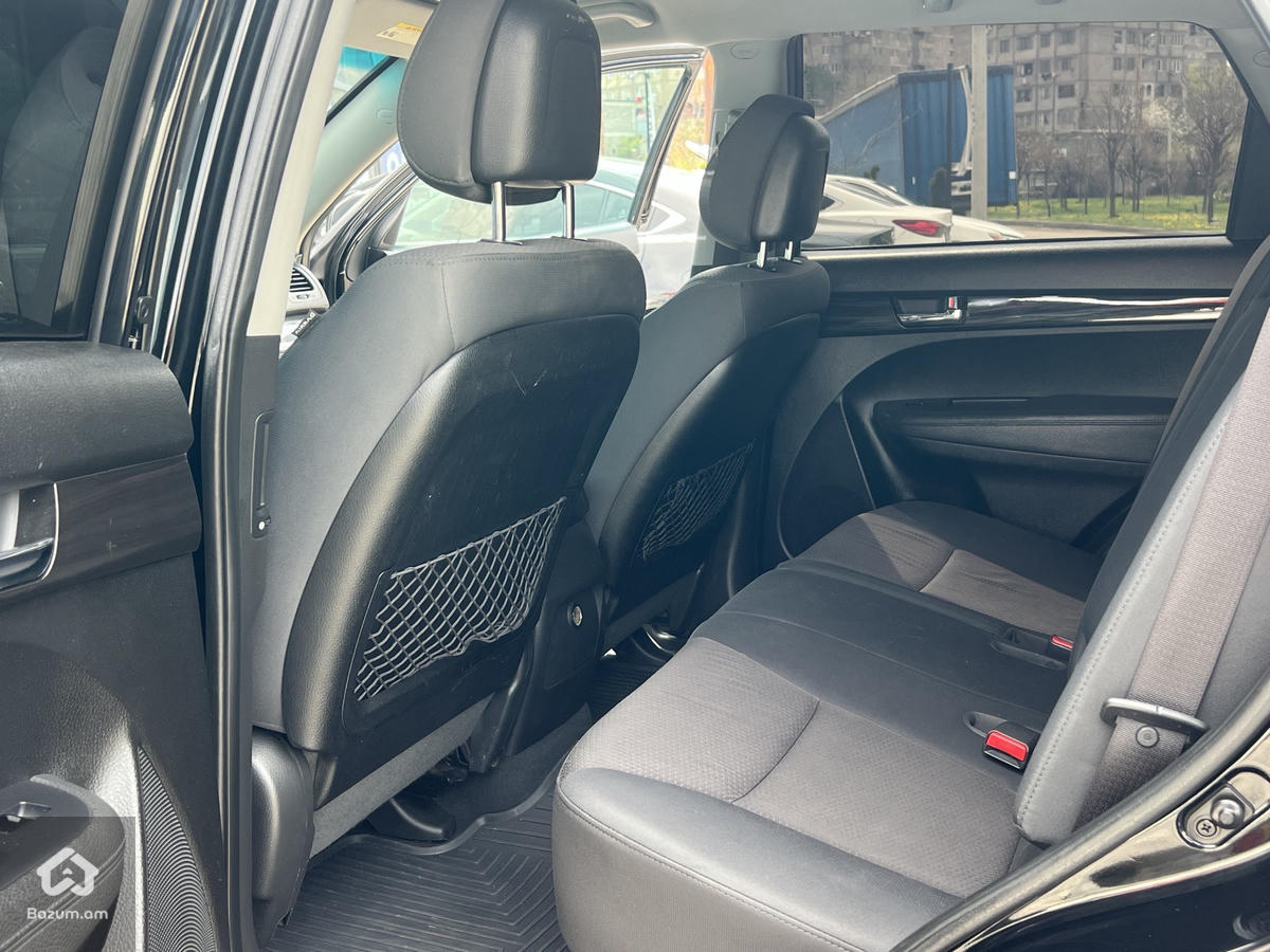 Kia Sorento 2011 - image 10