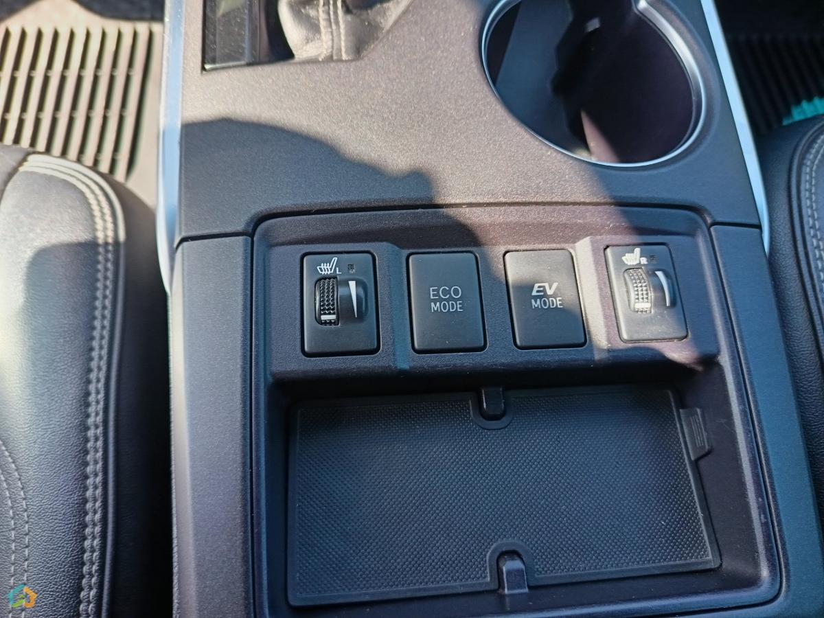 Toyota Camry hybrid  - image 18