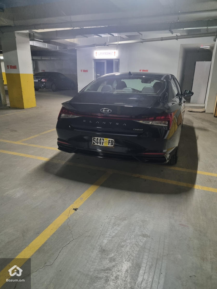 Hyundai Elantra Limited - image 5