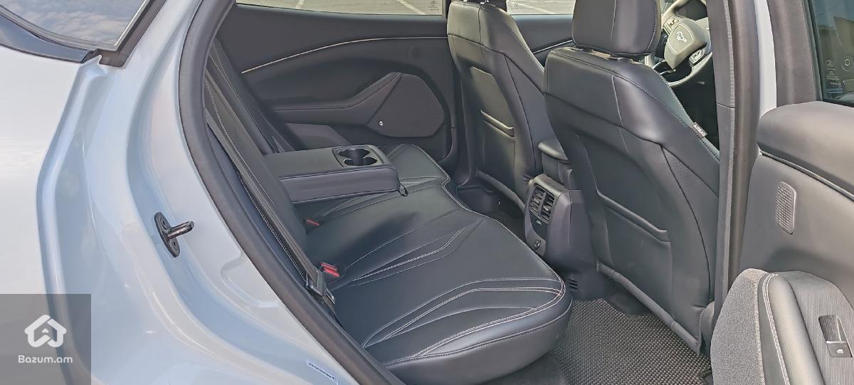 Ford Mustang Mach-E 4x - image 9