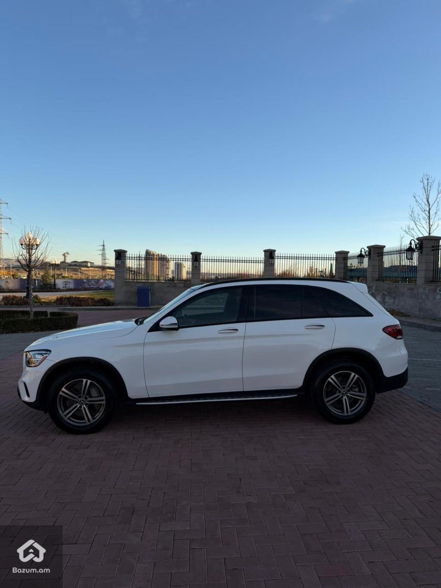 Mercedes Benz - image 4