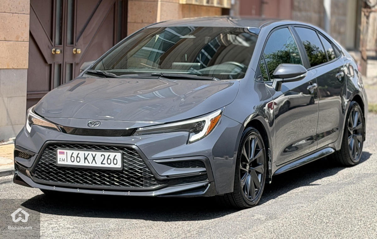 Toyota Corolla SE - image 2