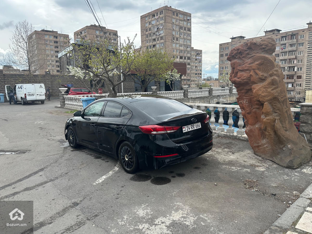 Hyundai Elantra - image 4