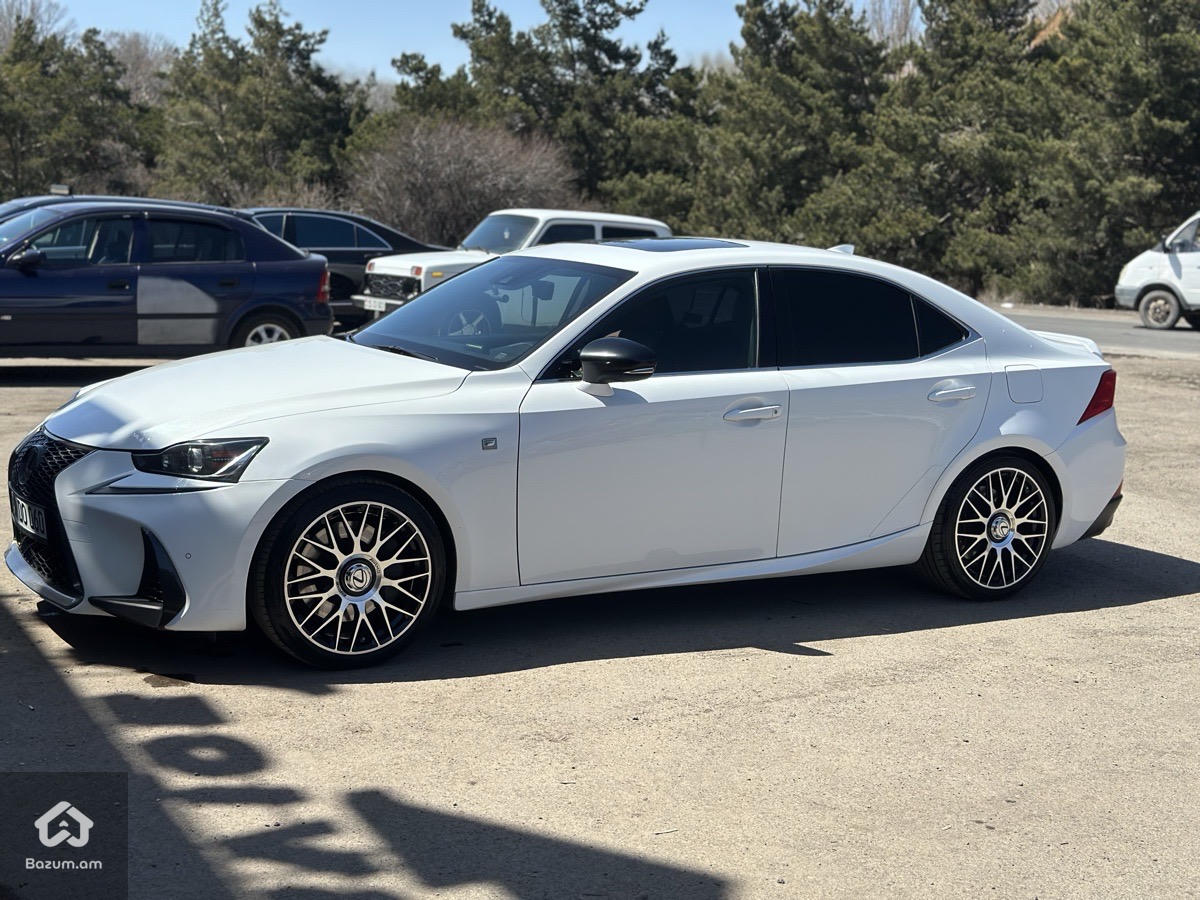 Lexus IS 300 2020 - image 7