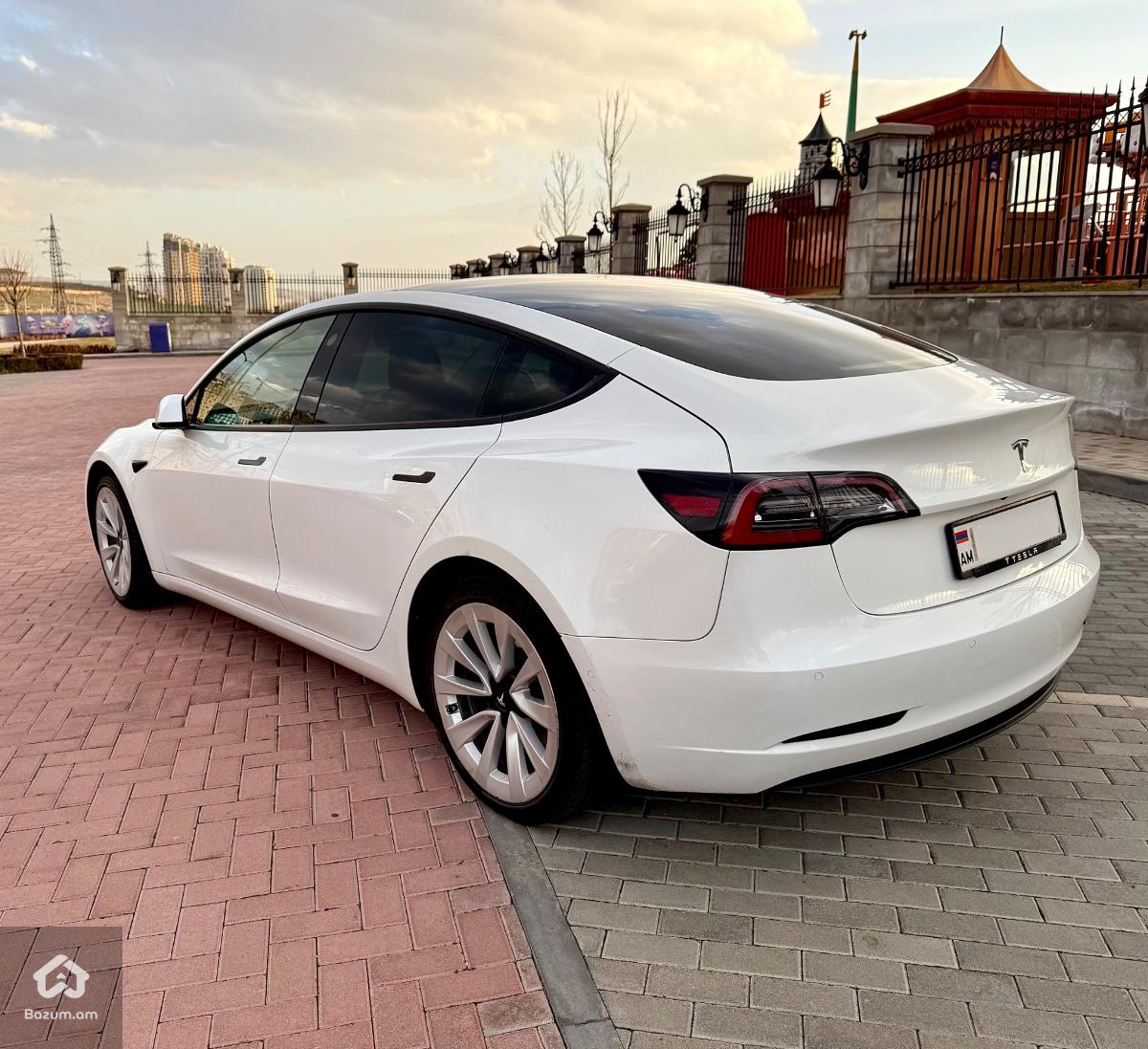 Tesla Model 3 - image 3