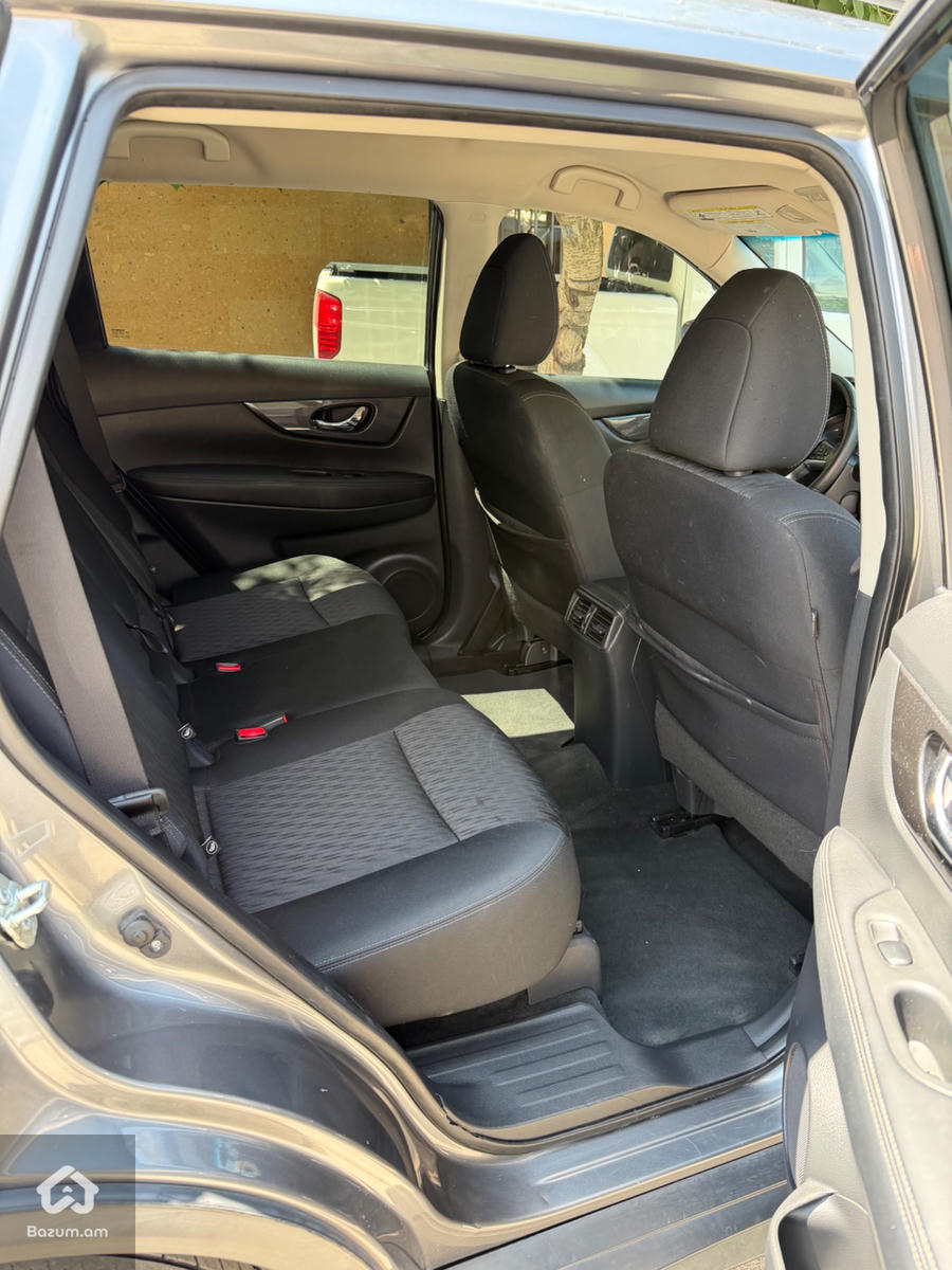 Nissan Rogue SV AWD - image 6