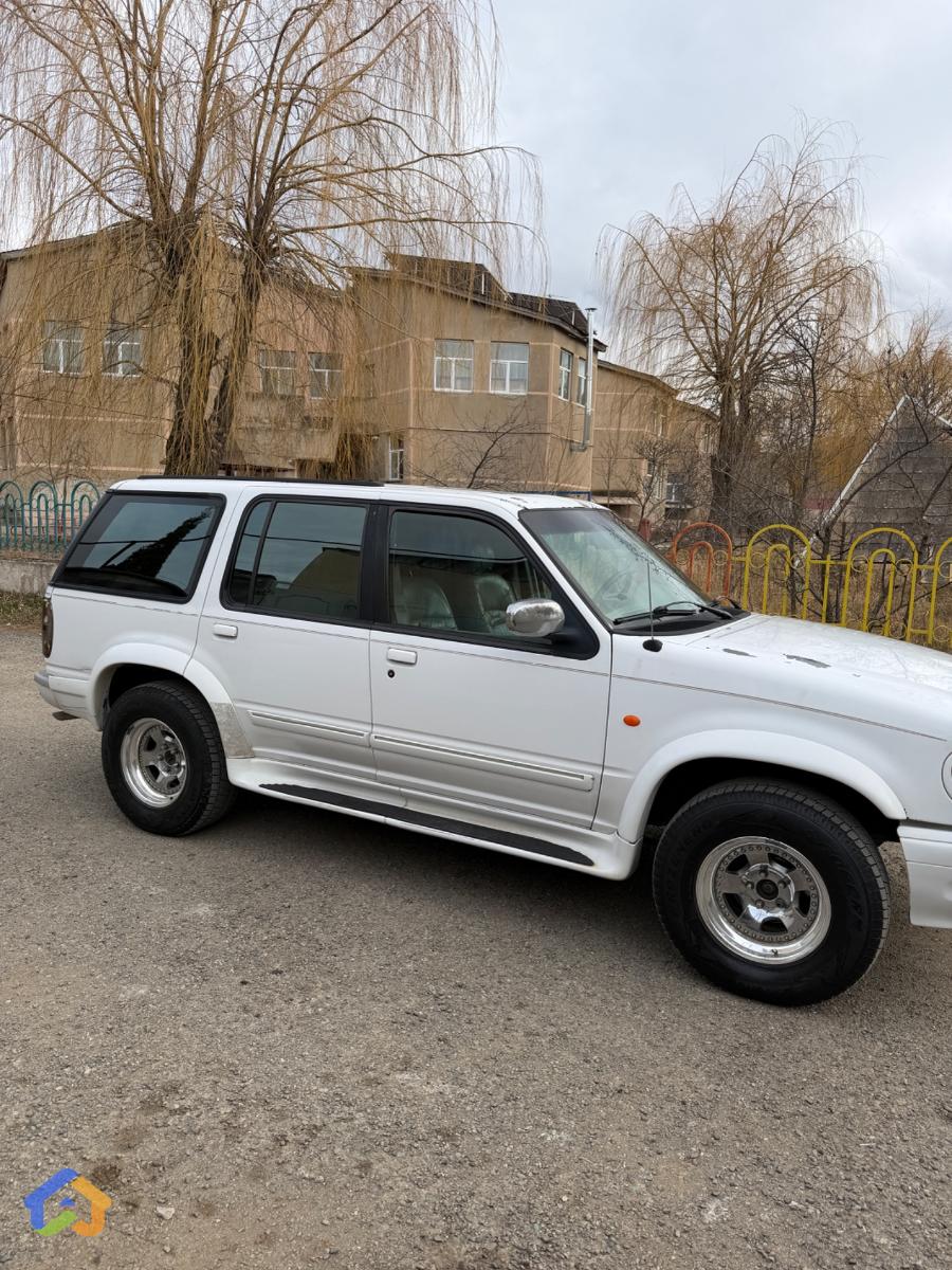 Ford Explorer - image 3