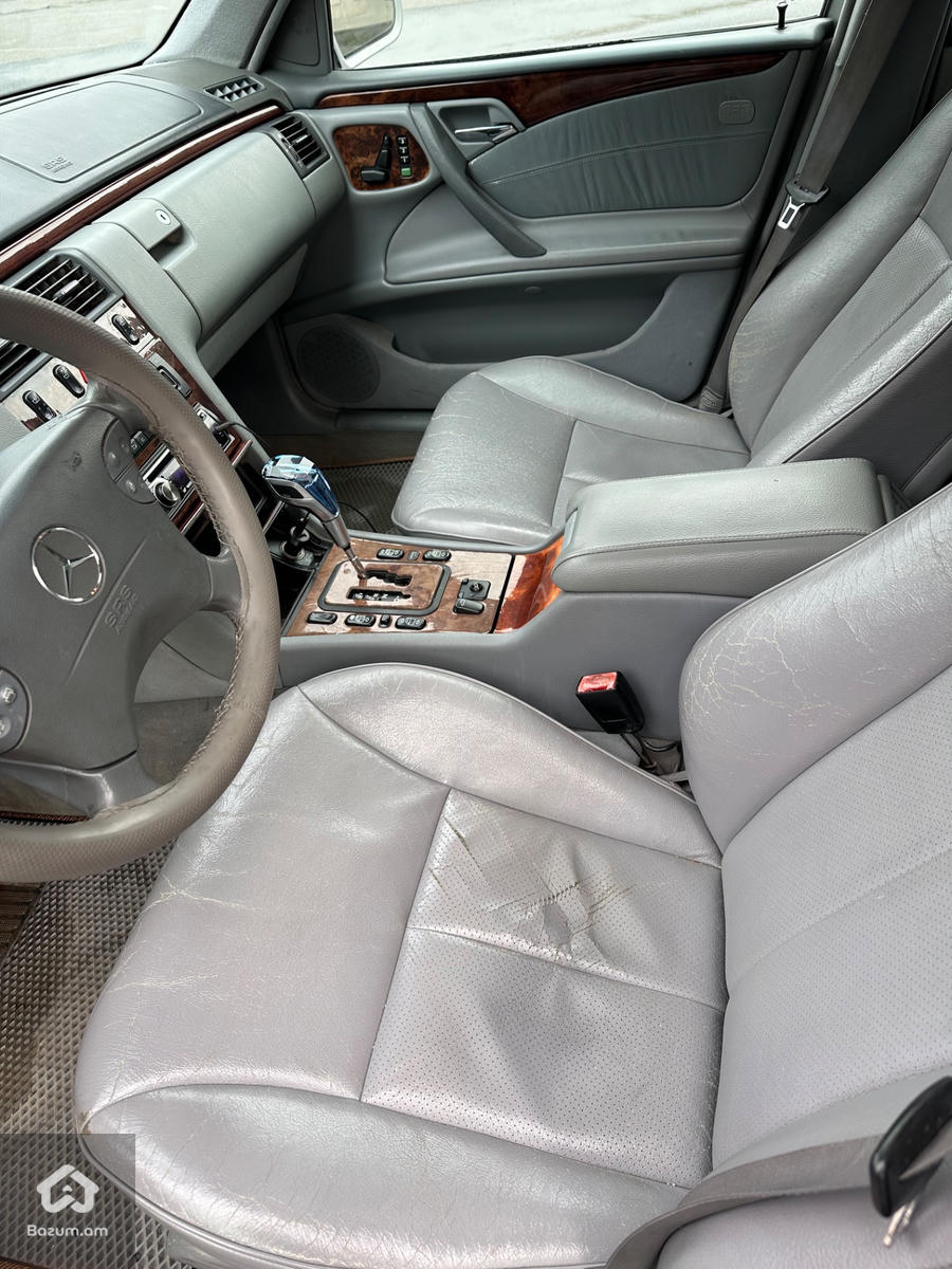 Mercedes Benz E320 - image 11