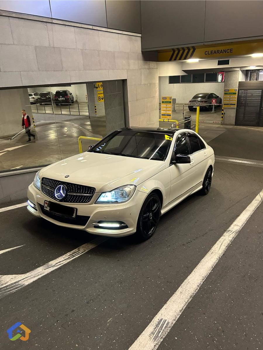 Mercedes Benz C300 - image 3