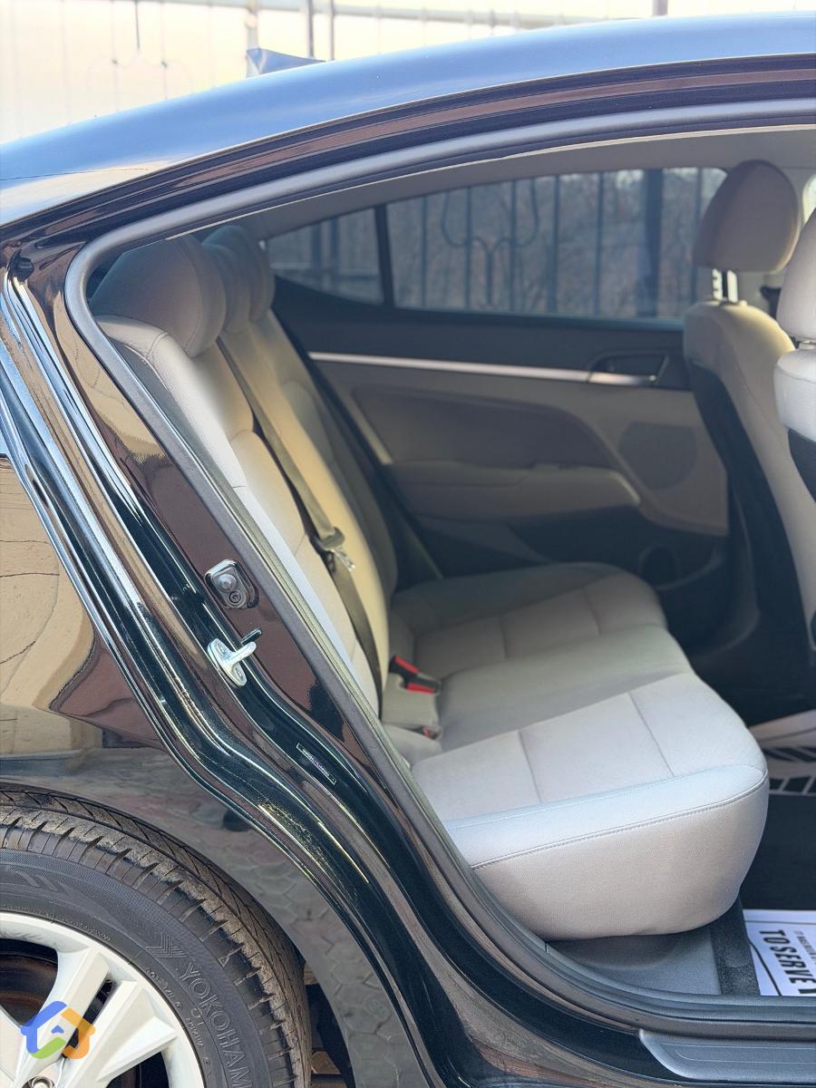 Hyundai Elantra Sel - image 8