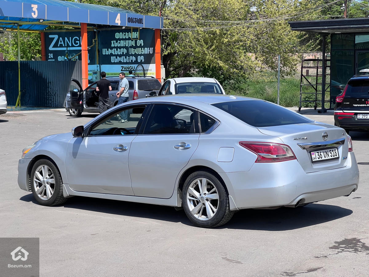 Nissan Altima - image 4