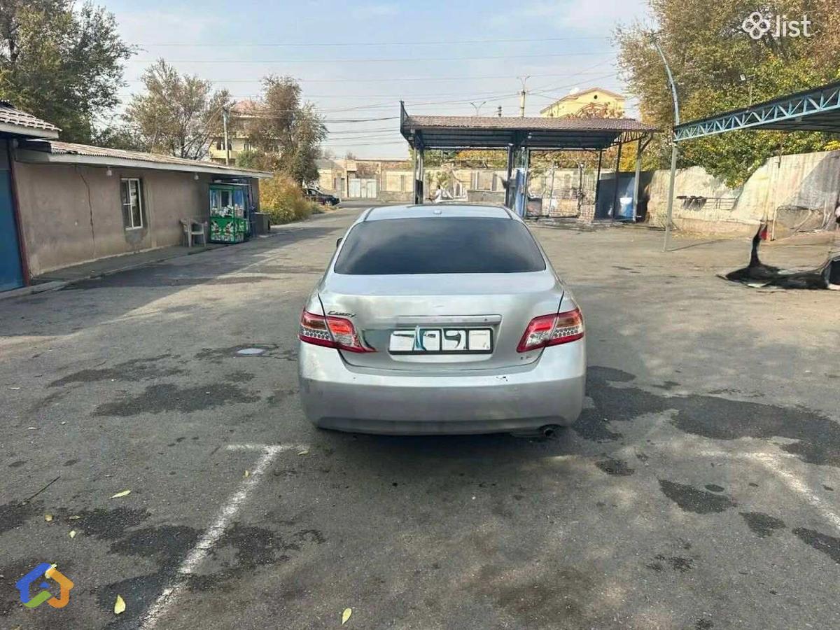 Toyota Camry 2010 - image 2