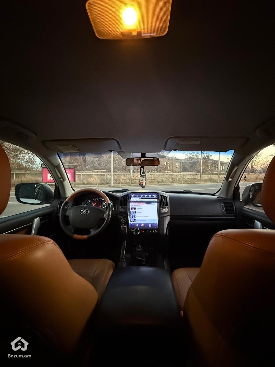 Toyota LC200 - image 11