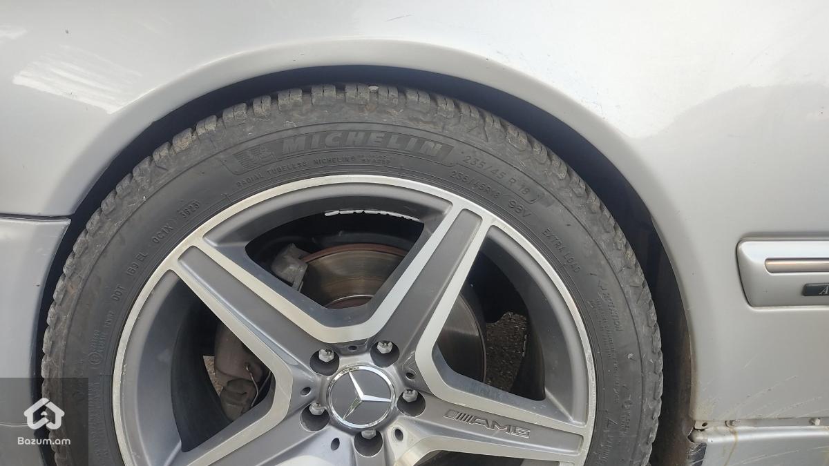 Mercedes E320 - image 6