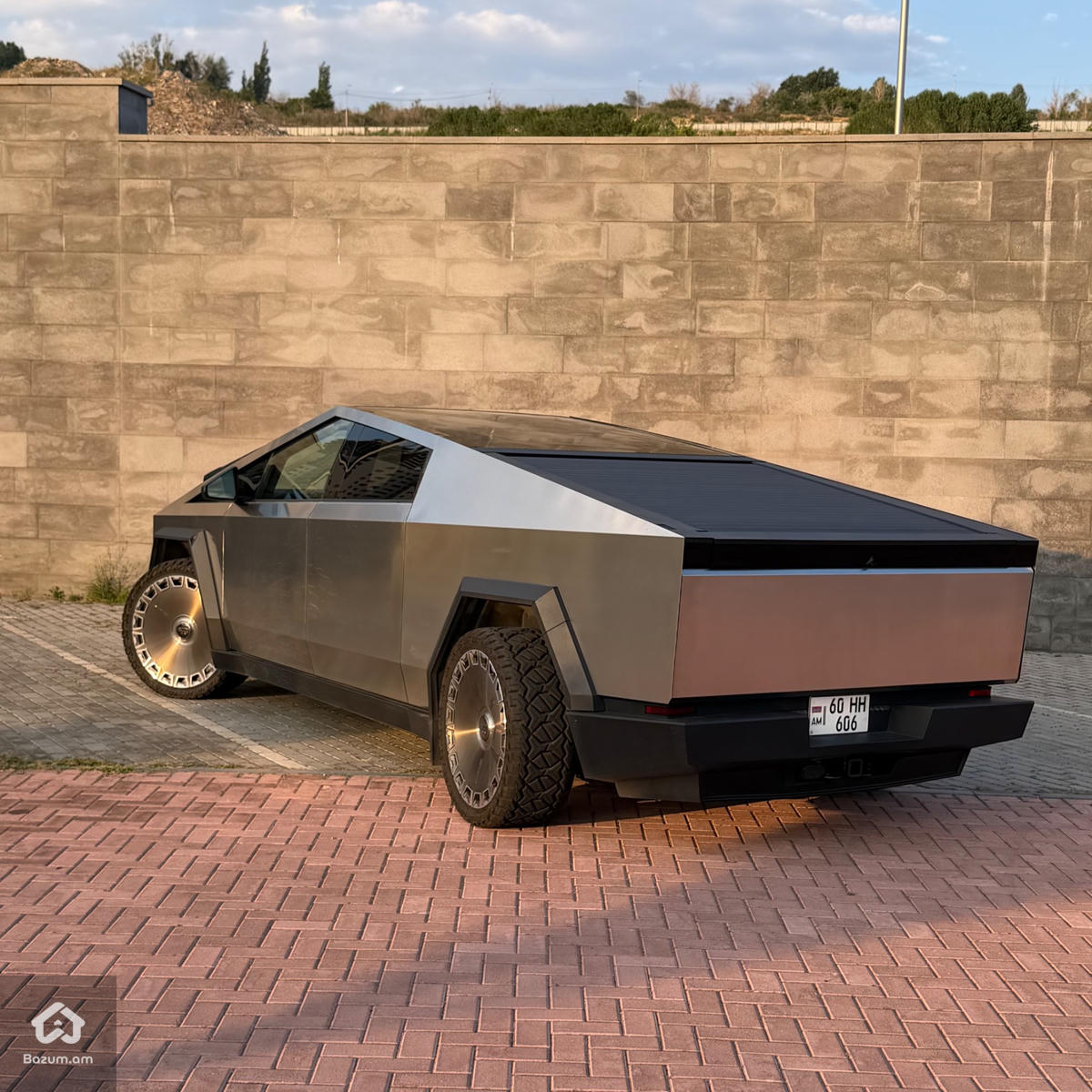 Tesla Cybertruck - image 3