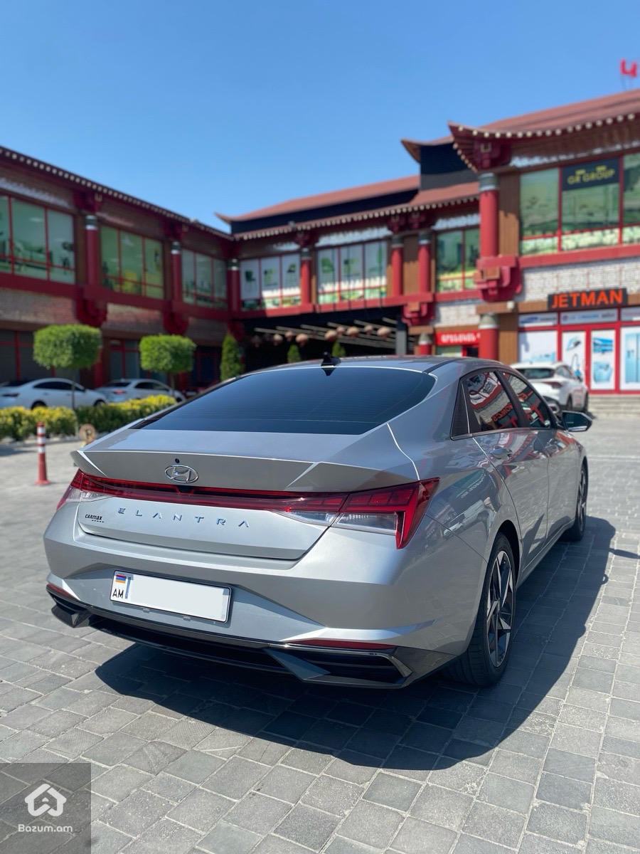Hyundai Elantra Sel+ - image 3