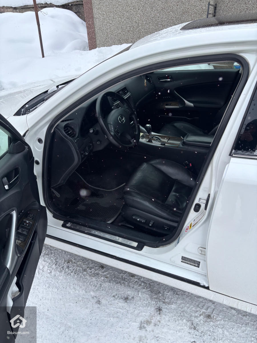 Lexus is250 - image 9