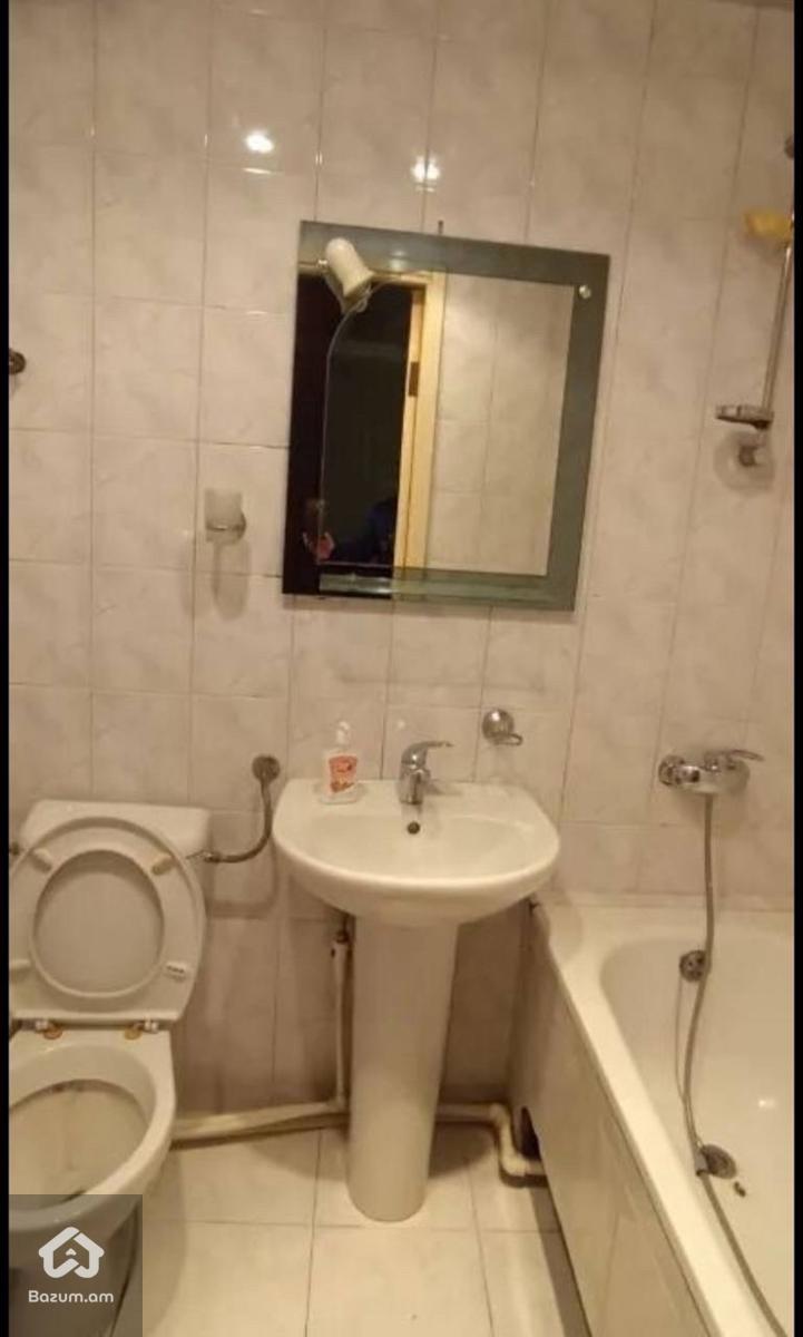 Երկու հարկանի քարե տուն Գրիգոր Զոհրապի փողոցում  - image 13