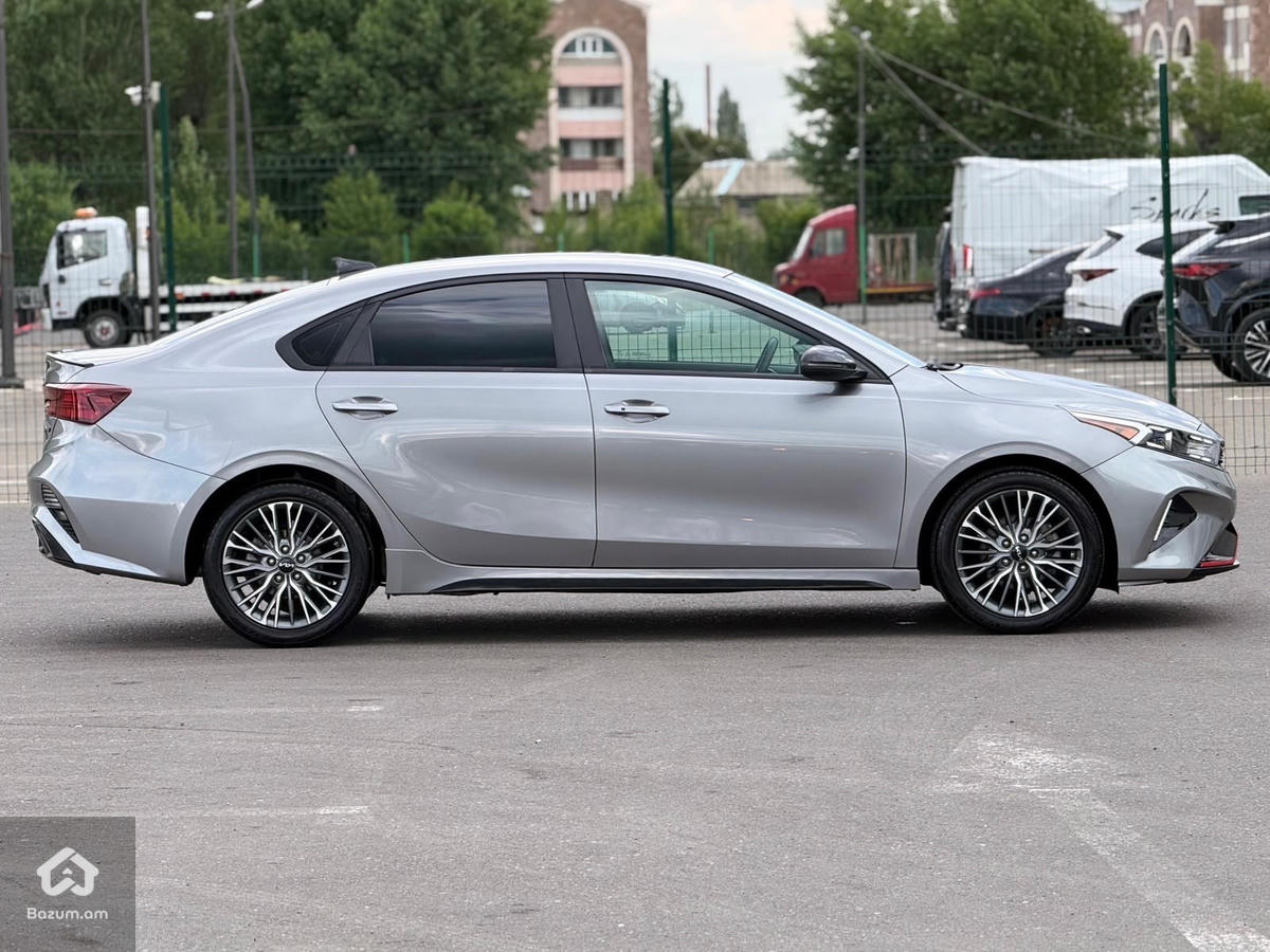 kia Forte - image 22