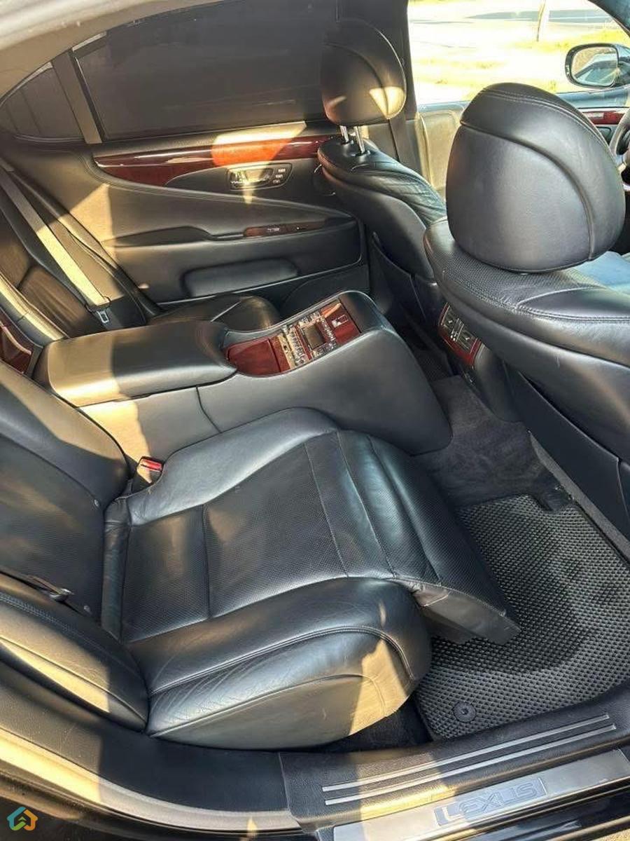 Lexus LS460 - image 12